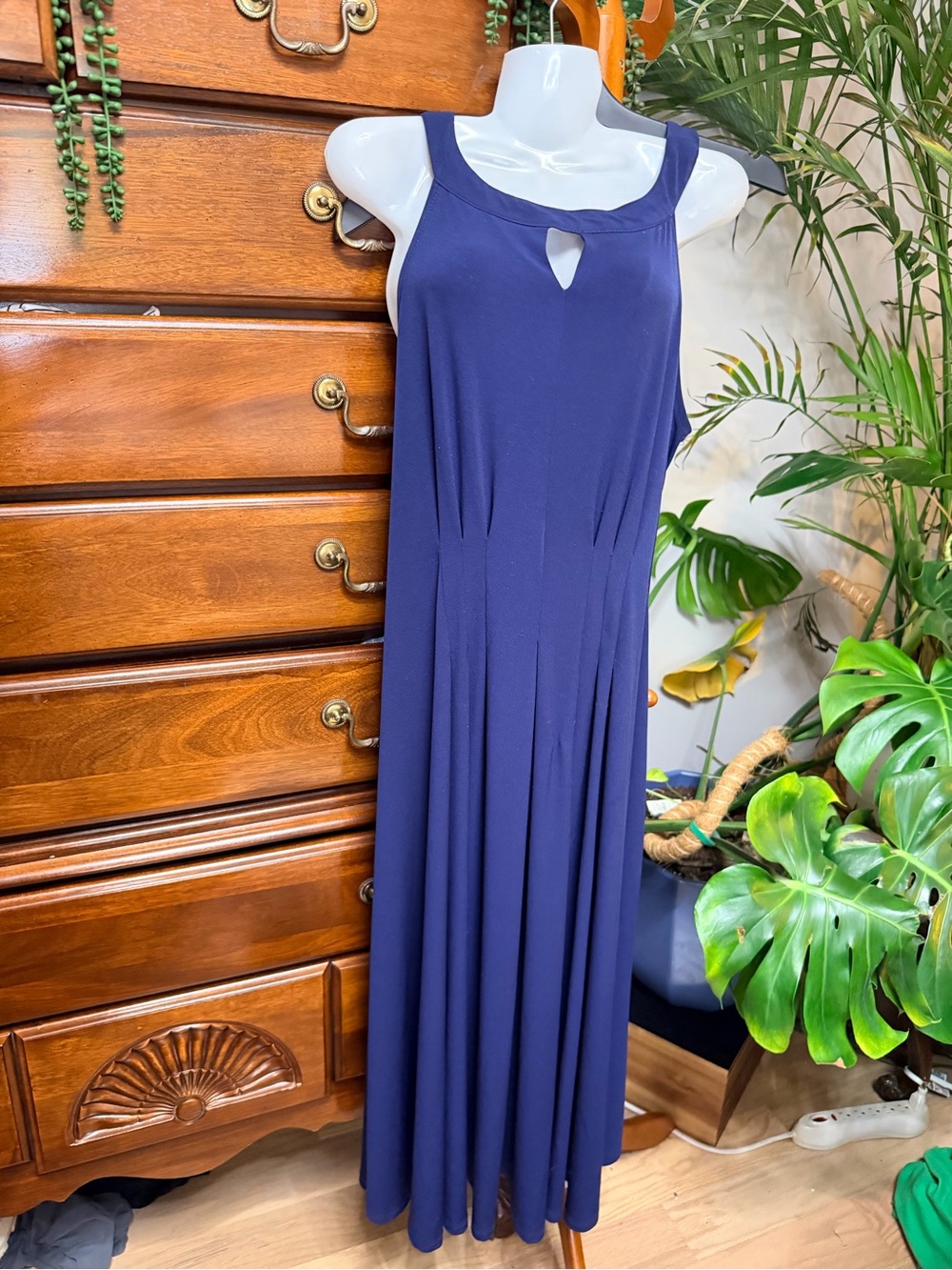 Signature by Robbie Bee Navy Sleeveless Keyhole Maxi Dress - Picture 2 of 6
